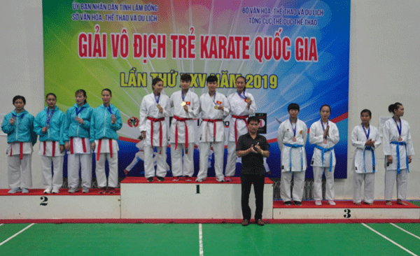 Trao giải cho các đội nữ dẫn đầu đối kháng đồng đội nữ nhóm tuổi 18-22