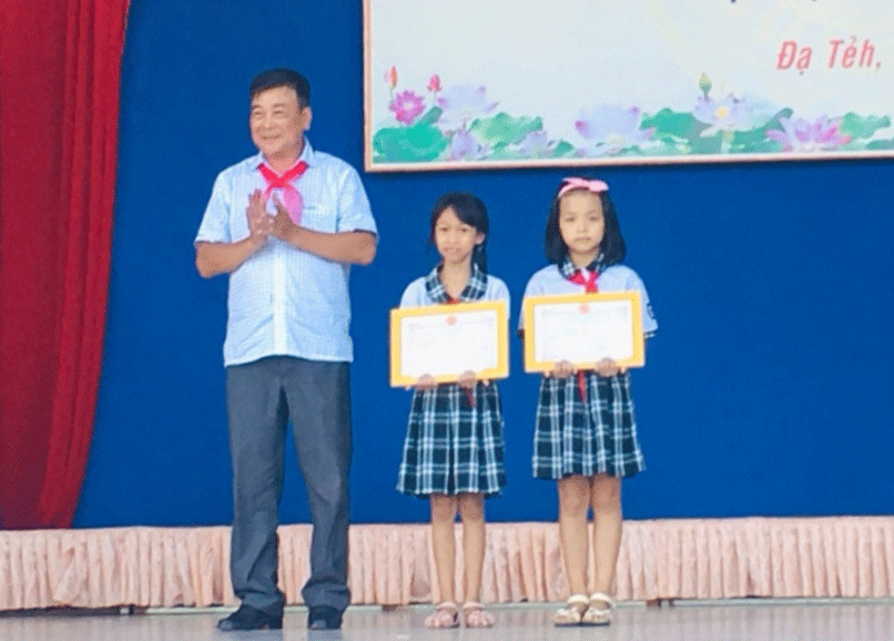 Khen thưởng hai học sinh tiểu học trả lại 11 triệu đồng cho người đánh rơi