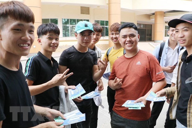 Người hâm mộ vui mừng khi sở hữu những vé đầu tiên. (Ảnh: Trung Kiên/TTXVN)