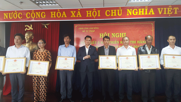 Trao Bằng khen của UBND tỉnh cho đại diện các tập thể đạt thành tích xuất sắc