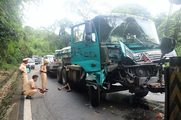 Xe đầu kéo va chạm với xe tải, đèo Bảo Lộc kẹt cứng