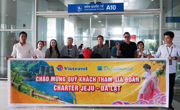 Lãnh đạo Sở VH-TT&DL, lãnh đạo Cảng hàng không Liên Khương và đại diện 2 doanh nghiệp Dalattourist và Vietravel Đà Lạt chào đón du khách Hàn Quốc