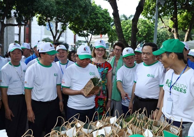 Thủ tướng Nguyễn Xuân Phúc thăm khu trưng bày các sản phẩm thân thiện môi trường, các giải pháp thay thế nhựa sử dụng một lần và nylon khó phân hủy