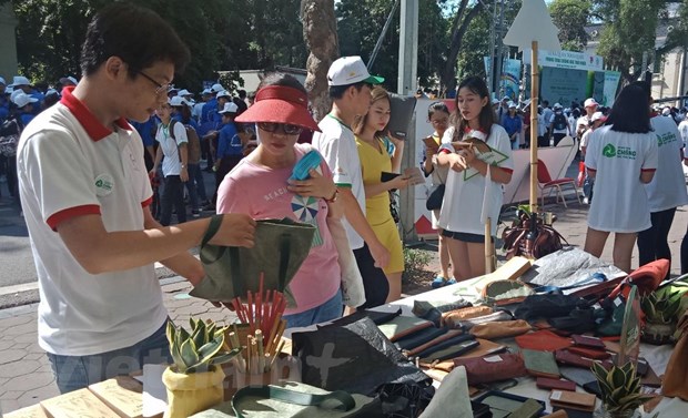 Gian hàng các sản phẩm thân thiện với môi trường, an toàn cho người tiêu dùng, thậm chí có thể ăn của Công ty Cổ phần Quốc tế Thịnh Đạt