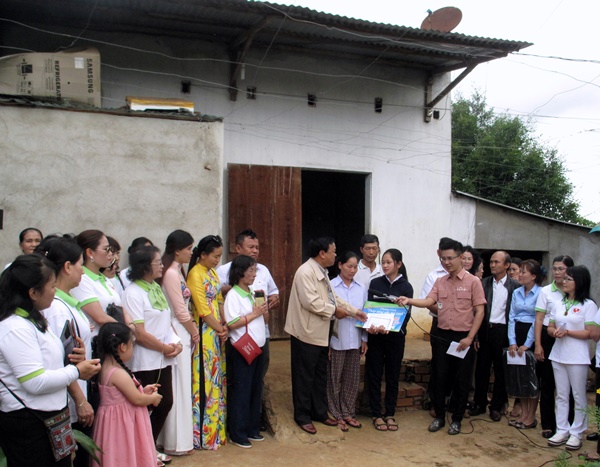 Trao học bổng chương trình &quot;Thắp sáng ước mơ xanh&quot;