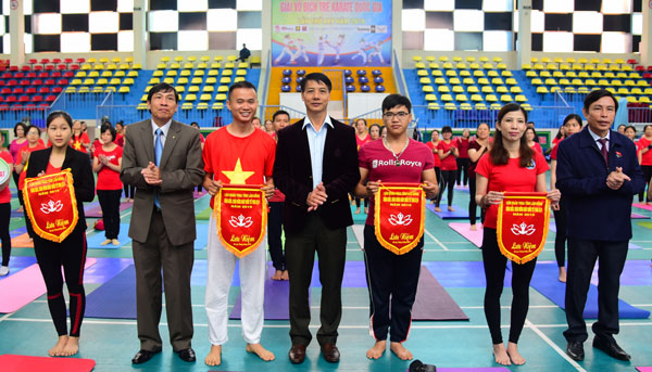 Đồng diễn chào mừng Ngày Quốc tế Yoga 21/6