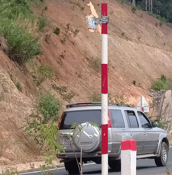 Gương cầu lồi bị phá, gây nguy hiểm trên đèo Tà Nung