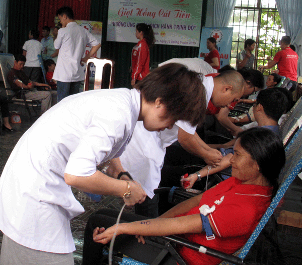 Hoạt động HMTN tại Ngày hội “Giọt hồng Cát Tiên”