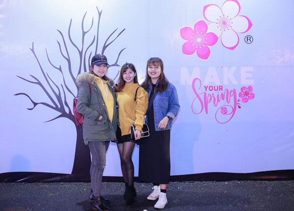 Các bạn trẻ thích thú hưởng ứng chương trình “Make your spring”