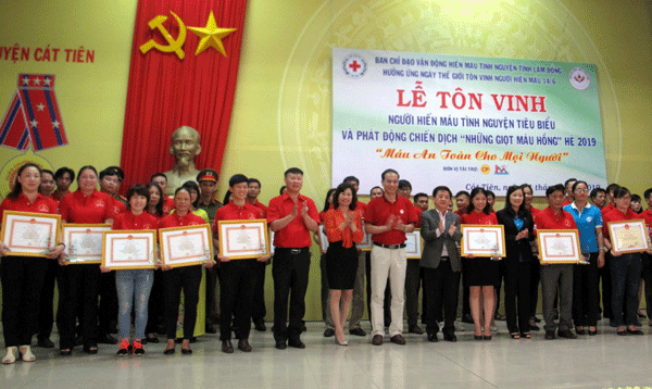 Tôn vinh gần 100 tập thể, cá nhân tiêu biểu trong phong trào Hiến máu tình nguyện