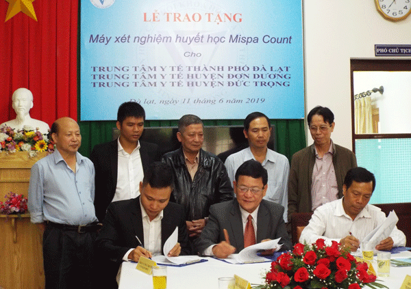 Liên hiệp các Hội Khoa học - Kỹ thuật Lâm Đồng: Lễ trao tặng máy xét nghiệm huyết học cho các cơ sở y tế