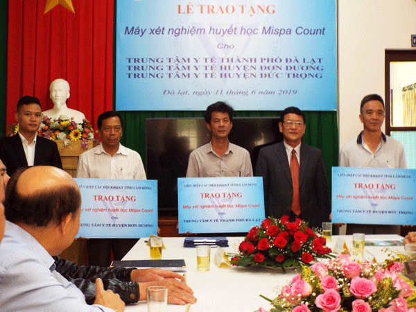 Trao tặng máy xét nghiệm huyết học cho 3 đơn vị y tế