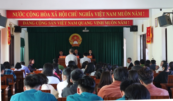 Phiên tòa lưu động diễn ra đúng trình tự xét xử sơ thẩm vụ án trộm cắp tài sản