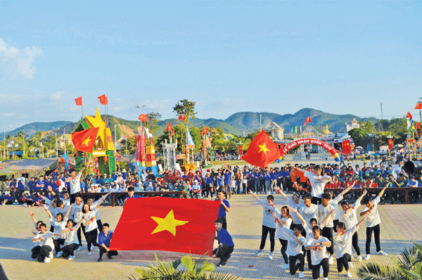 Thanh niên Ðạ Tẻh thi đua cống hiến