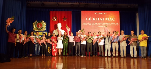 Tặng hoa cho các nhà văn, nhà biên kịch tham dự trại