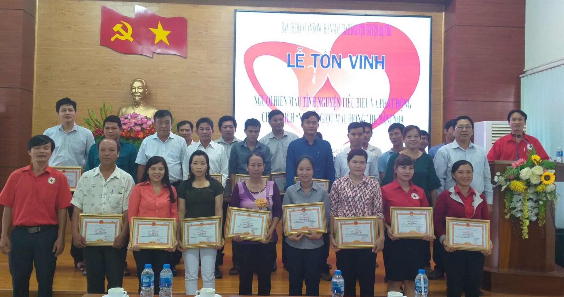 Đạ Tẻh: Tuyên dương 5 gia đình và 30 cá nhân hiến máu tiêu biểu