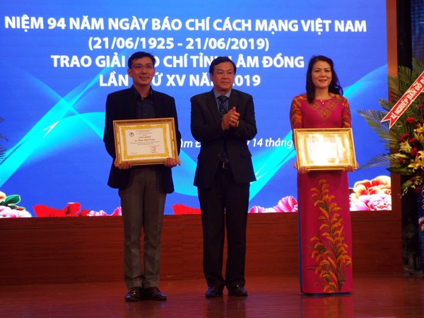 Khen thưởng 2 hội viên có nhiều thành tích đóng góp cho phong trào Hội