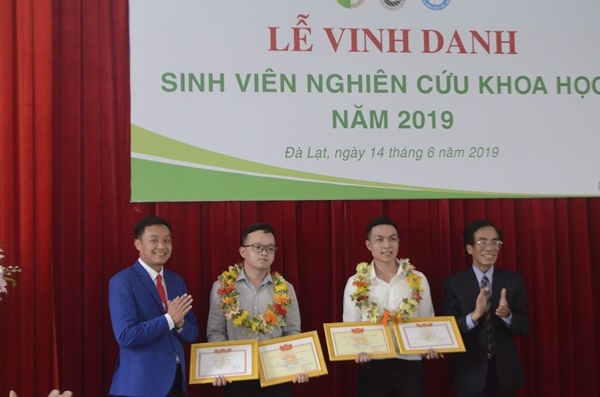 Đại học Đà Lạt vinh danh sinh viên nghiên cứu khoa học