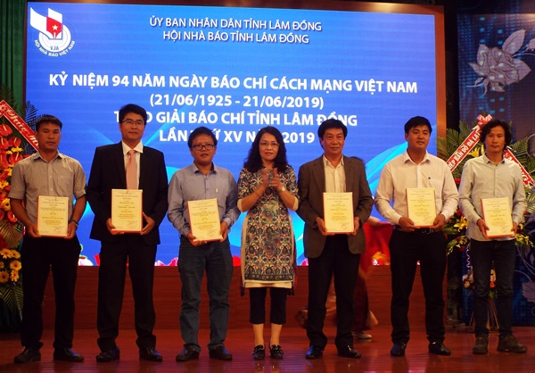 Tổng Biên tập Báo Lâm Đồng Hồ Thị Lan trao giải khuyến khích