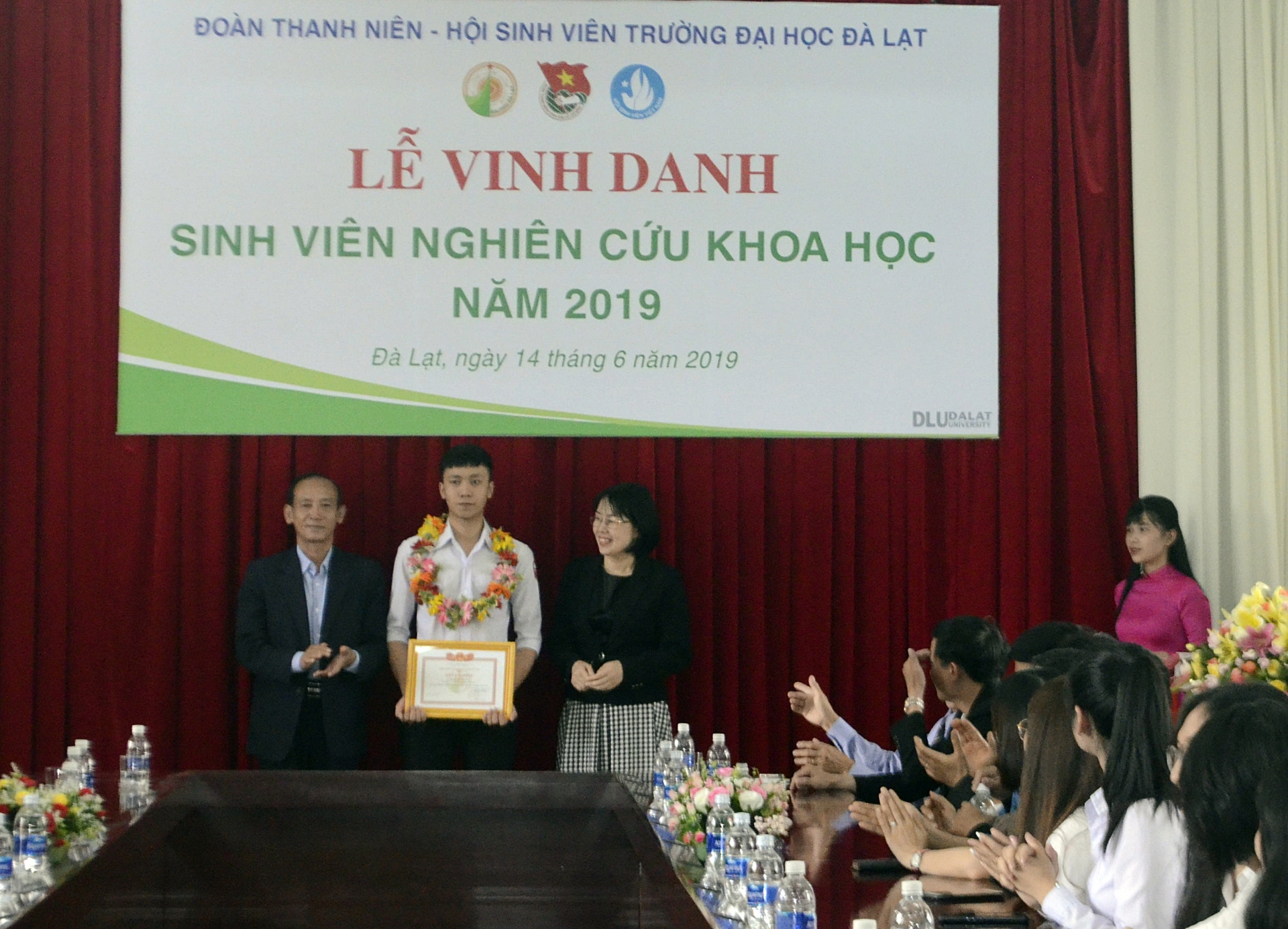 Vinh danh, khen thưởng nhằm động viên sinh viên tham gia nghiên cứu khoa học