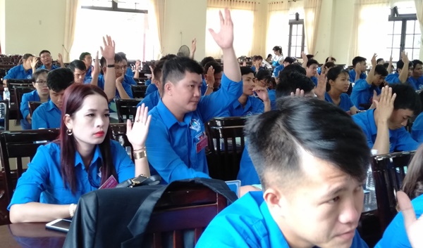 Các đại biểu biểu quyết thông qua các chỉ tiêu, nghị quyết Đại hội lần thứ V