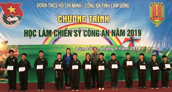 161 học sinh hoàn thành khóa huấn luyện "Học làm chiến sỹ công an"