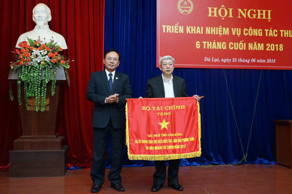 Kết quả 3 năm thực hiện Nghị quyết Trung ương 4 và Chỉ thị số 05 ở Ðảng bộ Cục Thuế tỉnh