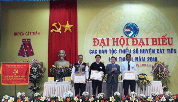 Khen thưởng 14 tập thể và 20 cá nhân có thành tích xuất sắc trong phát triển kinh tế - xã hội vùng DTTS
