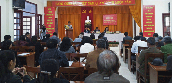 Đông đảo cử tri tới tham gia hội nghị