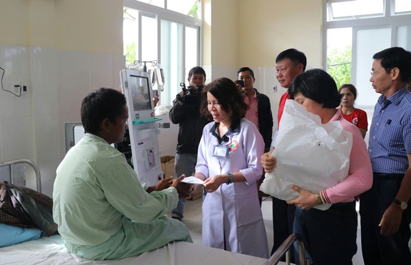 Chương trình hành trình đỏ thăm tặng quà cho bệnh nhân