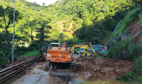 Sạt lở nghiêm trọng, đèo Bảo Lộc &quot;tê liệt&quot;