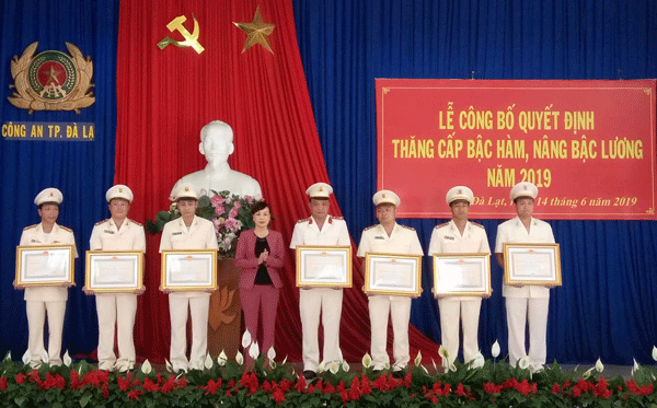 113 cán bộ, chiến sĩ Công an Ðà Lạt được thăng cấp bậc và nâng lương