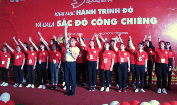 BS Lê Lâm - Phó Viện trưởng Viện Huyết học Truyền máu Trung ương cùng các tình nguyện viên truyền thông điệp “Hành trình đỏ -Kết nối dòng máu Việt”