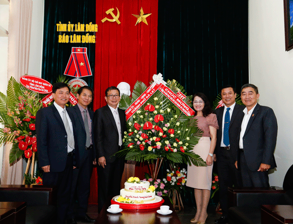 Nhiều cơ quan, đơn vị chúc mừng Báo Lâm Đồng nhân ngày 21/6