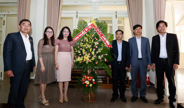 Đoàn đại diện Trường ĐH Đà Lạt chúc mừng tập thể cán bộ, nhân viên Báo Lâm Đồng nhân ngày 21/6