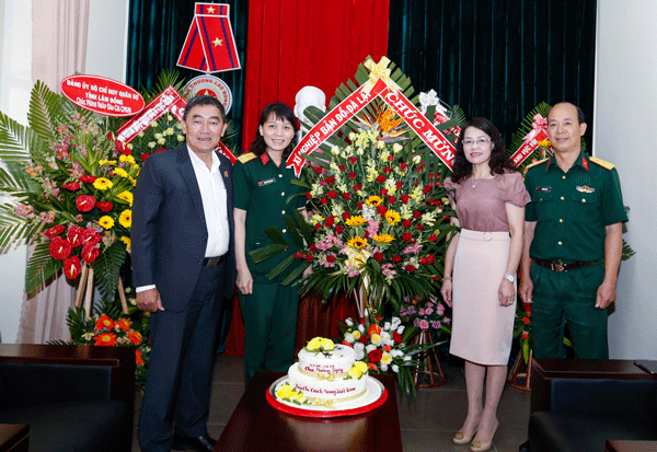 Đại diện lãnh đạo Xí nghiệp Bản đồ Đà Lạt và Trường Cao đẳng Nghề Đà Lạt chúc mừng Báo Lâm Đồng