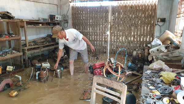 Nhà cửa của người dân bị nước nhấn chìm, cuốn trôi nhiều tài sản
