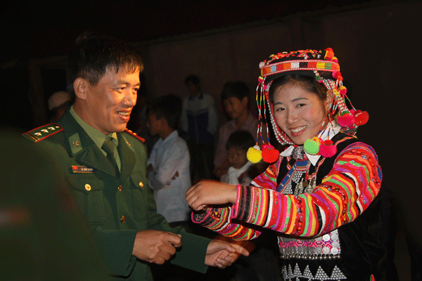 Quân và dân hòa làm một cùng đắp xây miền biên viễn