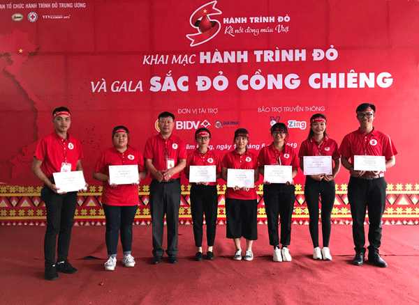 Trao giấy chứng nhận, giấy khen cho tình nguyện viên Hành trình đỏ năm 2019