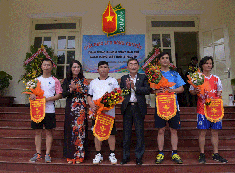 Ban tổ chức trao cờ lưu niệm, tặng hoa cho các đội tham dự