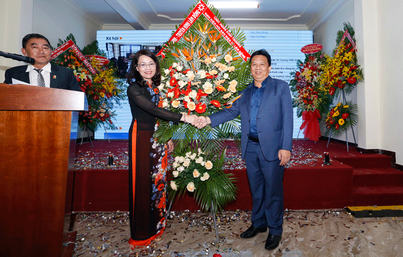 Lãnh đạo Đài PTTH Lâm Đồng chức mừng Báo Lâm Đồng nhân ngày ra mắt tờ báo điện tử