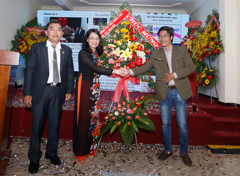 Đại diện Văn phòng thường trú Báo Nhân dân tại khu vực Tây Nguyên chức mừng Báo Lâm Đồng nhân ngày ra mắt tờ báo điện tử