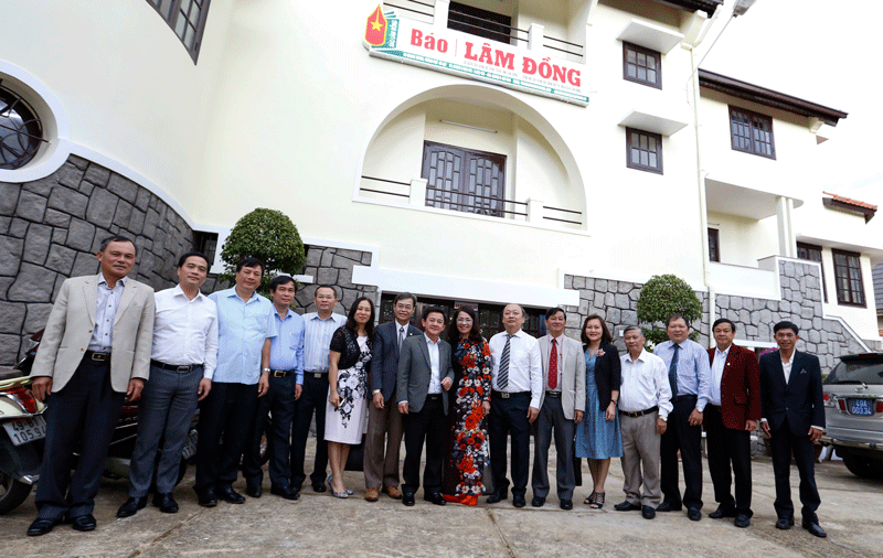 Đồng chí Võ Văn Phuông - Ủy viên Trung ương Đảng, Phó Trưởng ban Thường trực Ban Tuyên giáo Trung ương và lãnh đạo Tỉnh uỷ, UBND tỉnh Lâm Đồng, các sở, ban, ngành chụp ảnh lưu niệm tại Báo Lâm Đồng