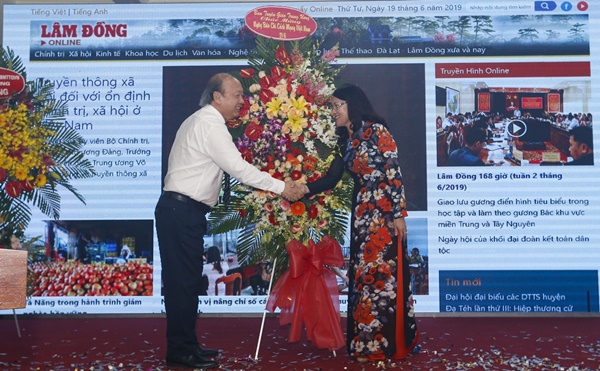 Đại diện Ban Tuyên giáo Trung ương, đồng chí Võ Văn Phuông - Ủy viên Trung ương Đảng, Phó Trưởng ban Thường trực Ban Tuyên giáo Trung ương tặng lẵng hoa chúc mừng Báo Lâm Đồng
