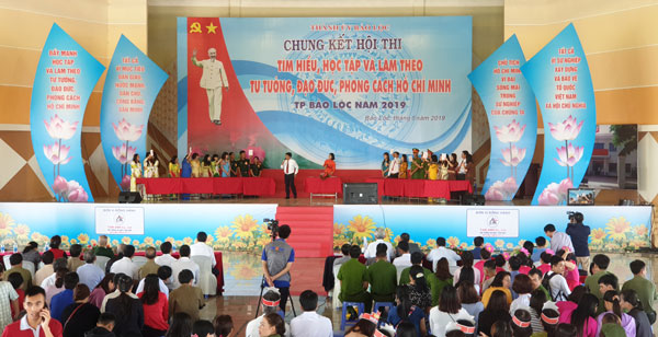 Đông đảo cán bộ, đảng viên và Nhân dân trên địa bàn TP Bảo Lộc đã đến tham dự vòng chung kết hội thi tìm hiểu học tập và làm theo tư tưởng, đạo đức, phong cách Hồ Chí Minh