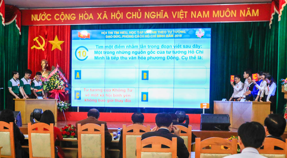 Phần thi tìm hiểu diễn ra trong buổi khai mạc