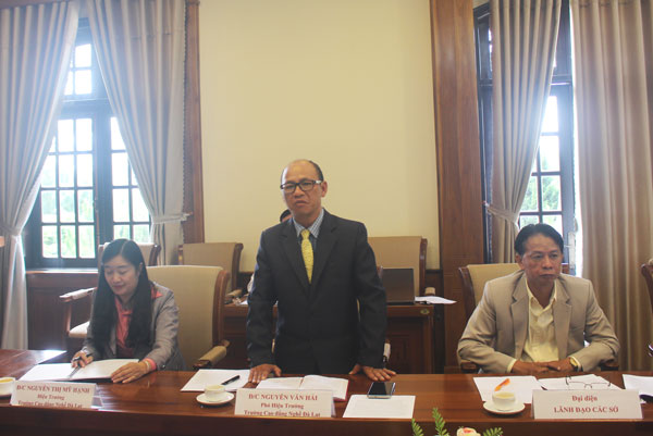 Đại diện BGH trường Cao đẳng nghề Đà Lạt báo cáo kết quả đào tạo và kiến nghị những khó khăn