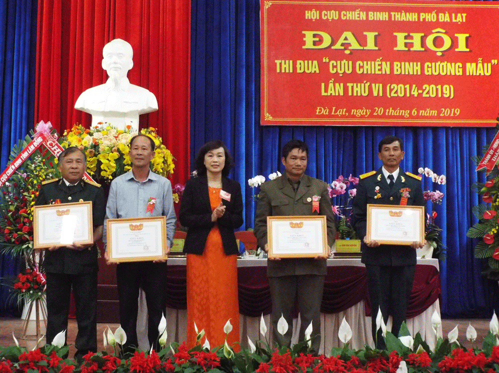 Trao giấy khen của UBND TP Đà Lạt cho tập thể cá nhân xuất sắc 