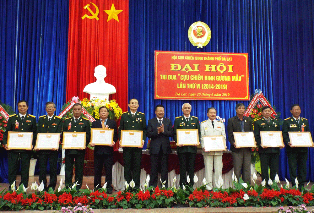 Tặng thưởng cho các cá nhân có nhiều đóng góp cho phong trào Hội