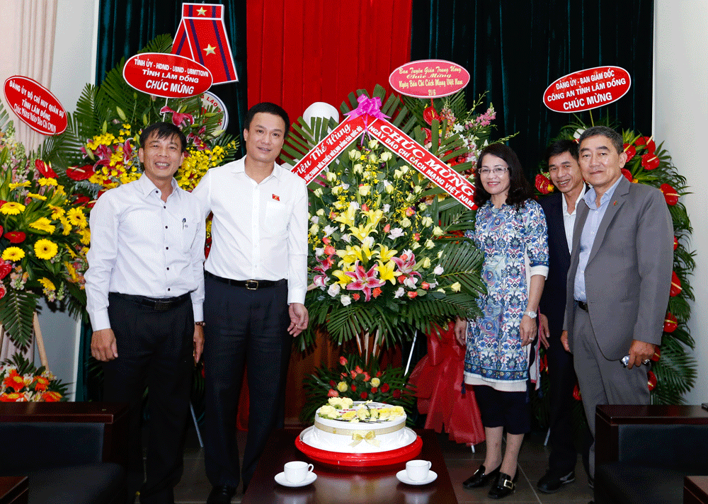 Ông Triệu Quốc Hùng - Phó Chủ nhiệm Ủy ban Văn hóa, Giáo dục, Thanh niên, Thiếu niên và Nhi đồng của Quốc hội thăm và chúc mừng Báo Lâm Đồng sáng 20/6. Ảnh: Văn Báu